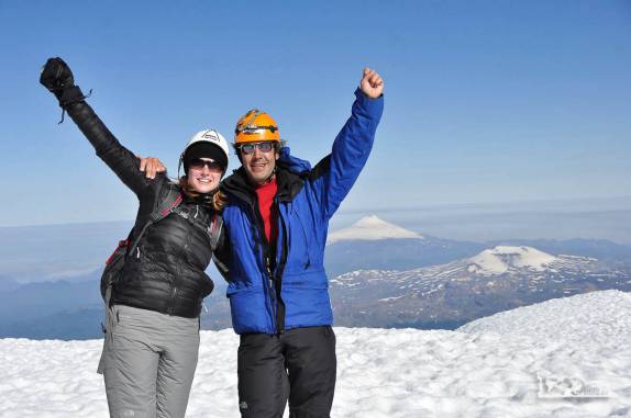 Celebrando a chegada ao cume do vulcão Lanín, na região de Junín de Los Andes, no sul da Argentina. No fundo, mil metros abaixo de nós, o vulcão Villarrica, no Chile